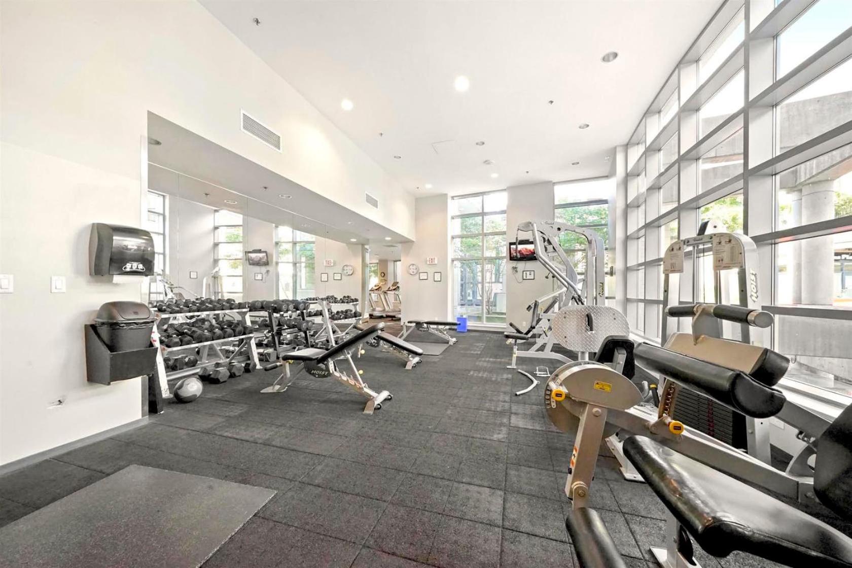 Apartamento Downtown Water View Condo: Modern 2br With Ac And Parking